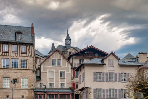 L'hôtel La Romanée Sofia à Rosiers-d'Égletons, bâtiments historiques avec architecture traditionnelle et tour horloge