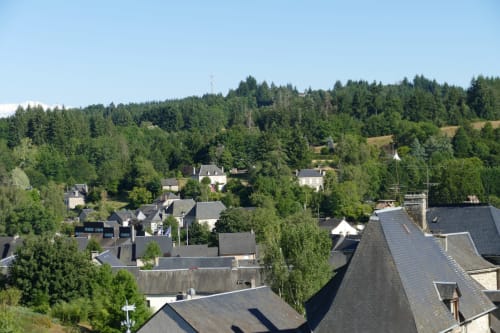 L'hôtel La Romanée Sofia niché dans le village forestier de Rosiers-d'Égletons, France