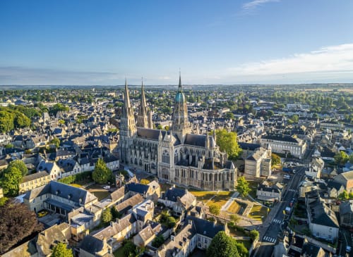 Vue aérienne de la cathédrale de Carentan et de la ville médiévale, localisation de l'Hôtel le Vauban, Normandie France