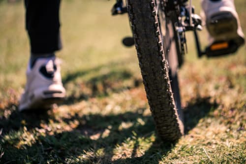 Pneu de VTT sur sentier terreux près de l'Hôtel le Vauban à Carentan, France