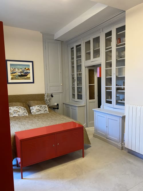 Chambre Caducée bedroom at Le Clos Saint Maurin B&B in Saint Maurin with red bench, garden view