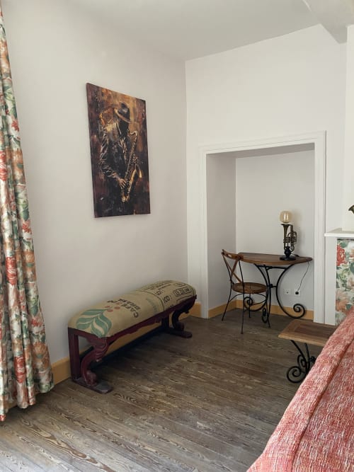 Chambre Adagio at Le Clos Saint Maurin B&B in Saint Maurin features dark hardwood flooring, white walls, and period