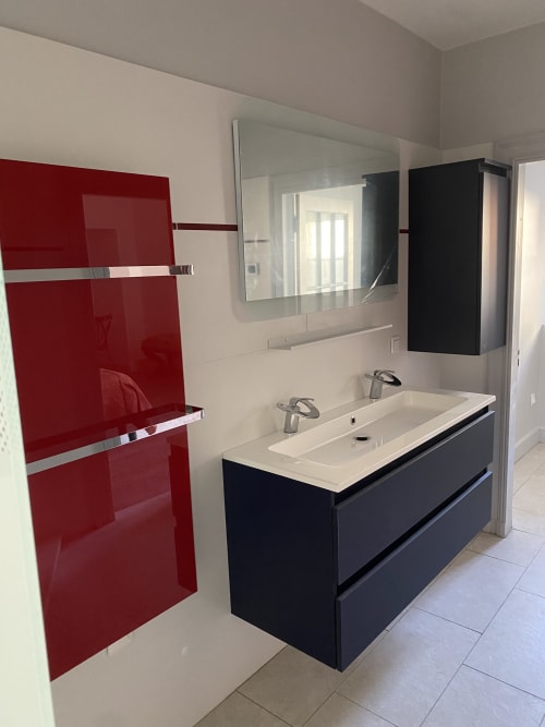 Modern bathroom at Le Clos Saint Maurin BnB in Saint Maurin featuring black vanity, red towel rack, and dual sinks