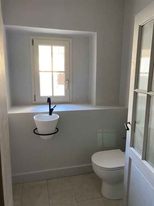 Modern bathroom at Le Clos Saint Maurin B&B in Saint Maurin with white sink, toilet, and window view