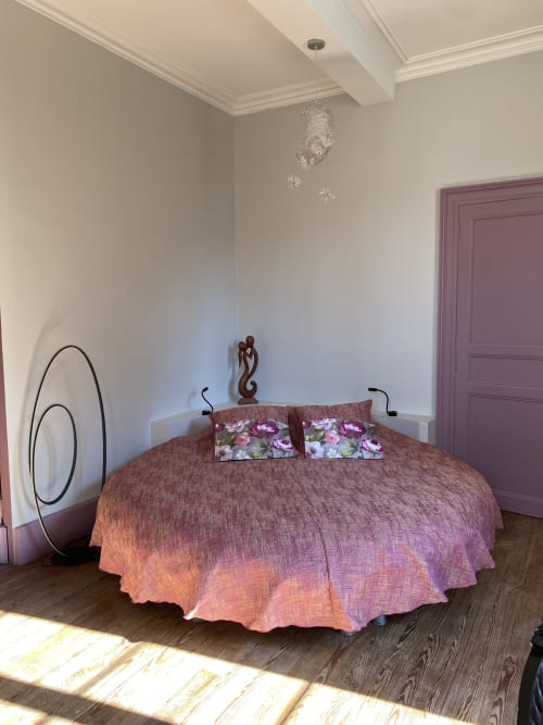 Chambre Clair de lune bedroom at Le Clos Saint Maurin B&B in Saint Maurin with round bed and floral pillows