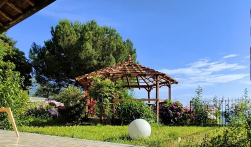 Pergola en bois avec fleurs grimpantes dans le jardin d'Allegria Affittacamere, Bajardo, Italie