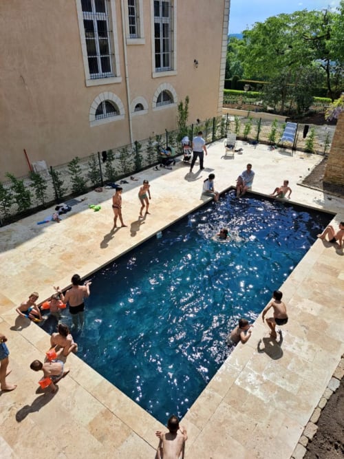 Des enfants s'amusent à la piscine du Château de Tharoiseau, un gîte familial en Tharoiseau, France