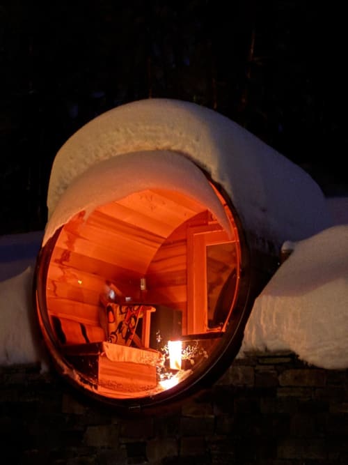Cosy igloo chaleureux illuminé à L'Alp'In, La Plagne Tarentaise, enneigé à la lumière du soir