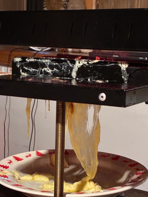Caquelon à fondue au gîte L'Alp'In à La Plagne Tarentaise, avec du fromage fondu qui dégouline dans l'assiette