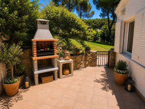 Patio exterior de Las Casitas de Noe con chimenea de ladrillo, zona de comedor y vistas al jardín en Layos, España