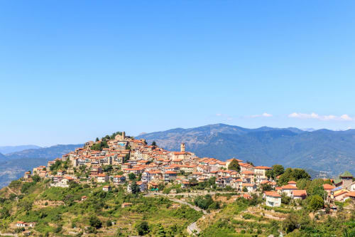 Village pittoresque de Bajardo aux toits en terre cuite avec montagnes, localisation de l'hôtel Allegria Affittacamere