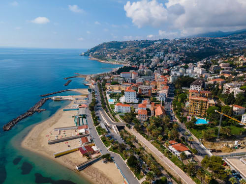 Vue aérienne de la petite ville côtière de Bajardo avec ses plages de sable, la mer Méditerranée turquoise et ses bâtiments perchés sur les collines