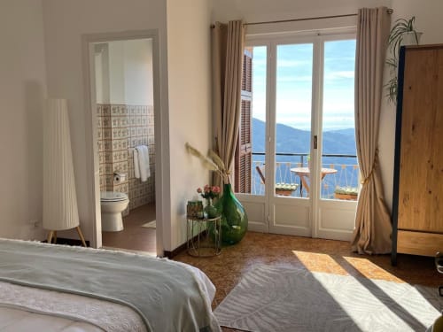 Chambre de luxe à l'Allegria Affittacamere à Bajardo avec salle de bain privée, balcon avec vue sur les montagnes et le lac, élégante