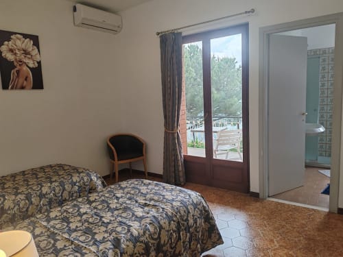 Chambre d'hôtel à l'Allegria Affittacamere à Bajardo avec lits jumeaux, portes-fenêtres et salle de bain privée