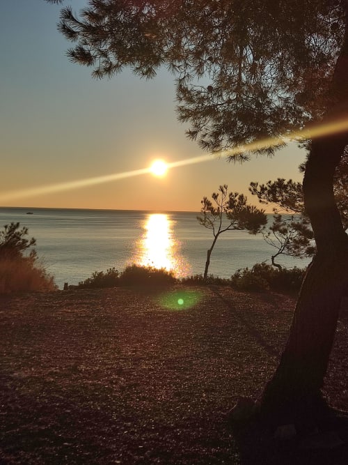 Vista del atardecer desde la terraza frente al mar de Experiencias Encant en Calafat, España con el Mar Mediterráneo