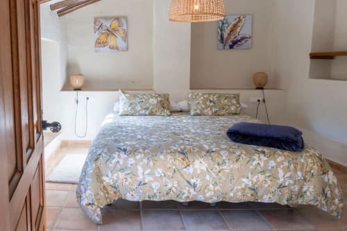 Casita del Río, habitación doble en El Batán Hotel Spa con ropa de cama floral, vista al río y comodidades modernas en Castillo de Locubín