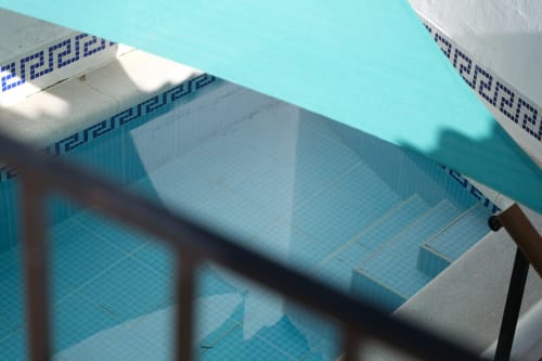 Piscina vacía del Hotel Spa El Batán en Castillo de Locubín con azulejos azules y detalles de borde decorativo