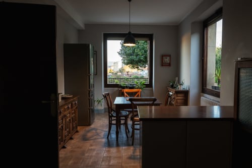 Modern kitchen-dining area at Casa Señorial Sasueta in San Sebastián with city views, wooden floors, and contemporary