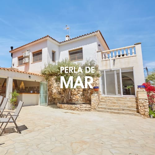 Terraza del apartamento Perla de Mar en Experiencias Encant, Calafat. Casa de estilo mediterráneo con vistas al mar, patio de piedra y