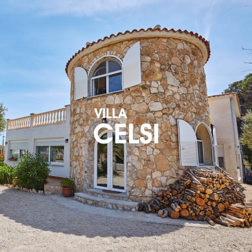 Casa de piedra Villa Gelsi con torre redonda, vista al mar, Calafat. Alojamiento con balcón y comodidades modernas.