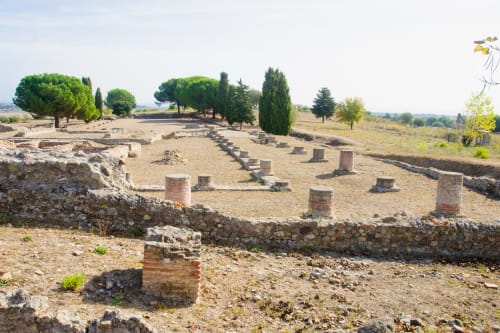 Antiche rovine romane con colonne e muri in pietra presso Linguizzetta, Corsica