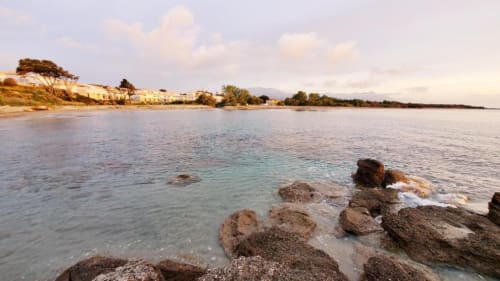 Resort Marina di Bravone a Linguizzetta con costa rocciosa, acque turchesi e strutture costiere