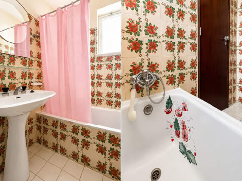 Banheiro vintage na Casa Amarela em Lagos com azulejos florais, cortina de chuveiro rosa e banheira com adesivos de morango