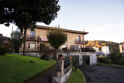 Hotel Casa Señorial Sasueta en San Sebastián con fachada de piedra, jardines cuidados y balcones