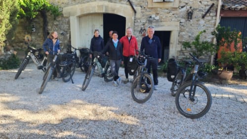 Groupe de cyclistes avec leurs vélos devant la maison d'hôtes Le N°9 à Argeliers, France