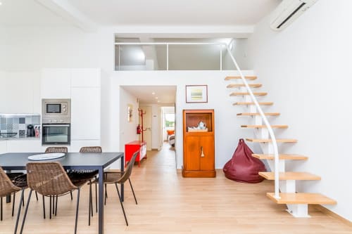 Moderno apartamento Barracuda na Praia do Algarve com cozinha aberta, sala de jantar, escada de madeira e