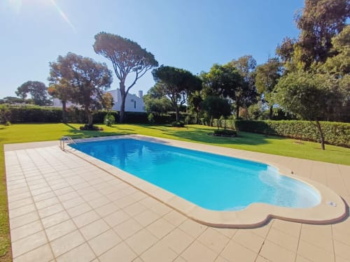Piscina do apartamento Barracuda Beach em Algarve Beach Holidays com águas azuis, área de estar, jardim bem cuidado e estilo mediterrâneo