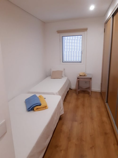 Quarto duplo com piso de madeira no apartamento MARSOL, Férias na Praia do Algarve