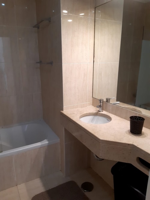 Banheiro moderno do apartamento MARSOL na Praia do Algarve com pias em mármore, box em vidro e aquecimento