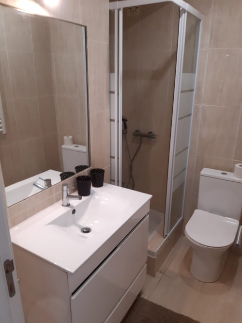 Casa de banho moderna no apartamento MARSOL na Praia do Algarve com lavatório, sanita e box de duche