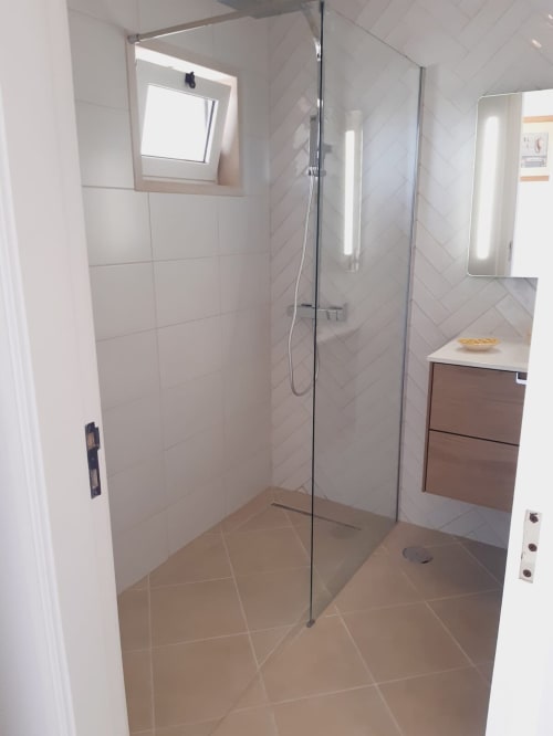 Banheiro moderno com duche integrado, lavatório e claraboia no apartamento Algarve Beach Holidays em Portugal