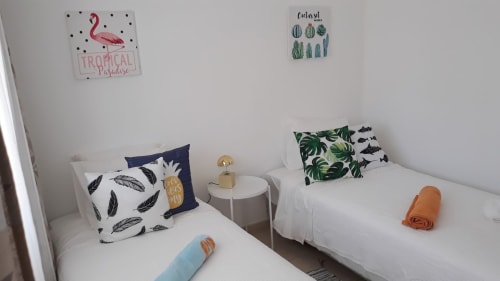 Quarto duplo no apartamento de praia Maresia do Algarve Beach Holidays com decoração tropical e toalhas enroladas