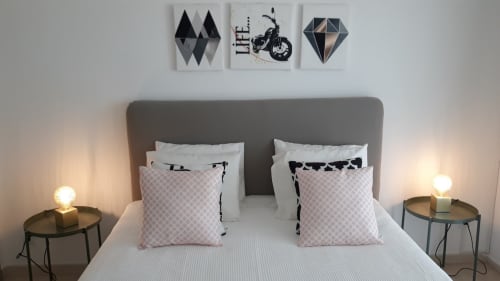 Quarto do apartamento Maresia com cabeceira cinzenta, arte geométrica na parede e luminárias modernas no Algarve Beach Holidays