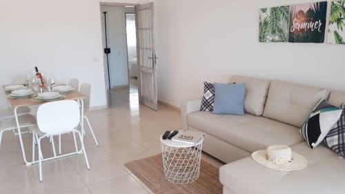 Apartamento moderno na Algarve Beach Holidays com sofá bege, mesa de jantar e decoração litorânea em Maresia