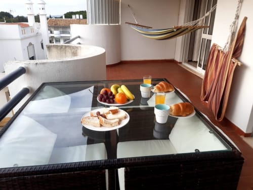 Terraço ensolarado no apartamento de praia MARESIA, Algarve com pequeno-almoço, rede e vistas da cidade
