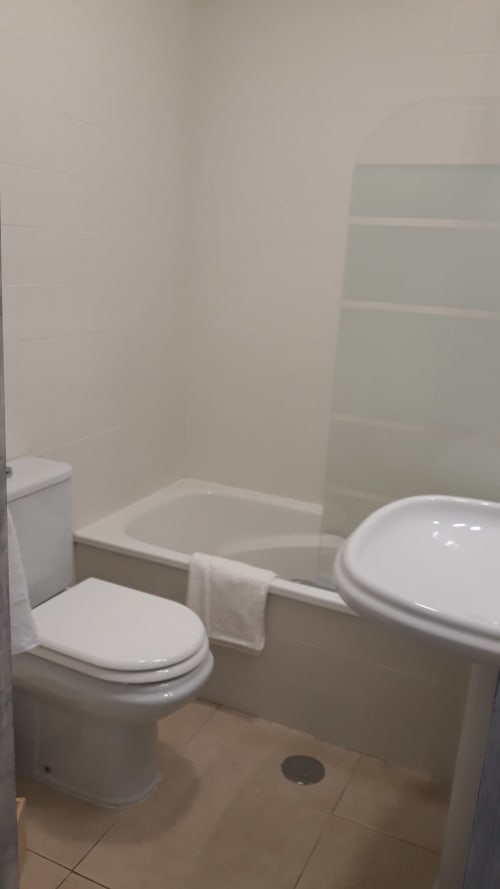 Banheiro moderno no apartamento à beira-mar MARESIA em Algarve Beach Holidays com banheira, chuveiro e sanitário