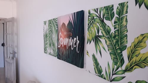 Arte botânica na parede com texto 'Endless Summer' no apartamento de praia Maresia em Algarve Beach Holidays