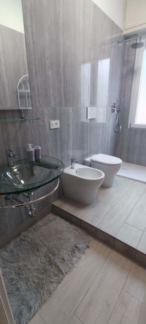 Bagno moderno nell'Appartamento La Fenice presso Welcome Holiday, Varigotti, con pareti piastrellate, box doccia in vetro, WC