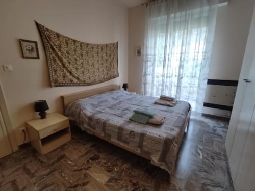Camera da letto alla Residenza Adalgisa a Finale Ligure con letto, comodino, balcone e pavimento in marmo