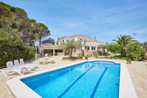 Villa Experiencias Encant en Calafat con piscina, tumbonas y casa mediterránea blanca