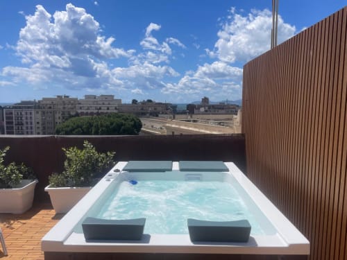 Vasca idromassaggio sul tetto della struttura Bluemoon Sardinia BnB a Cagliari con vista sulla città e cielo azzurro