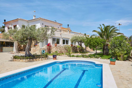 Experiencias Encant B&B en Calafat, España: villa blanca con piscina, olivos y terraza.