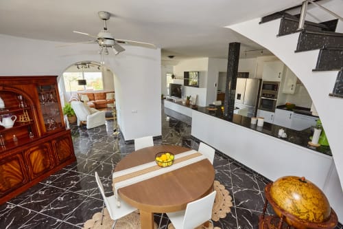 Comedor y cocina de concepto abierto moderno en Experiencias Encant B&B en Calafat, con pisos de mármol y mobiliario contemporáneo