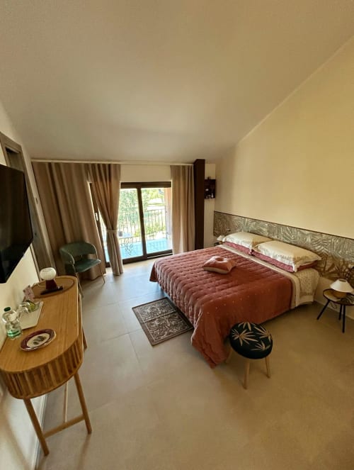 Camera Anemone in AgriBio Villa Ribes ad Altamura con vista giardino, letto queen, TV e accesso balcone