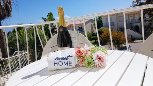 Varanda do apartamento Sweet Home Oasis em Portimão com champanhe, flores e vista para a cidade