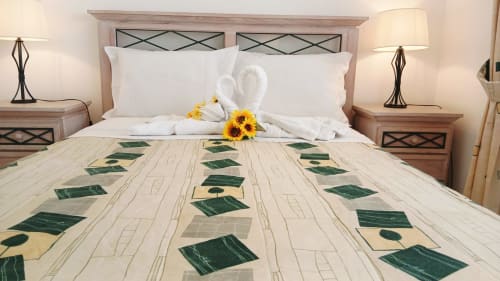 Quarto de luxo no Sweet Home Oasis Parque com travesseiros brancos, cama de madeira, tapete geométrico verde, girassóis